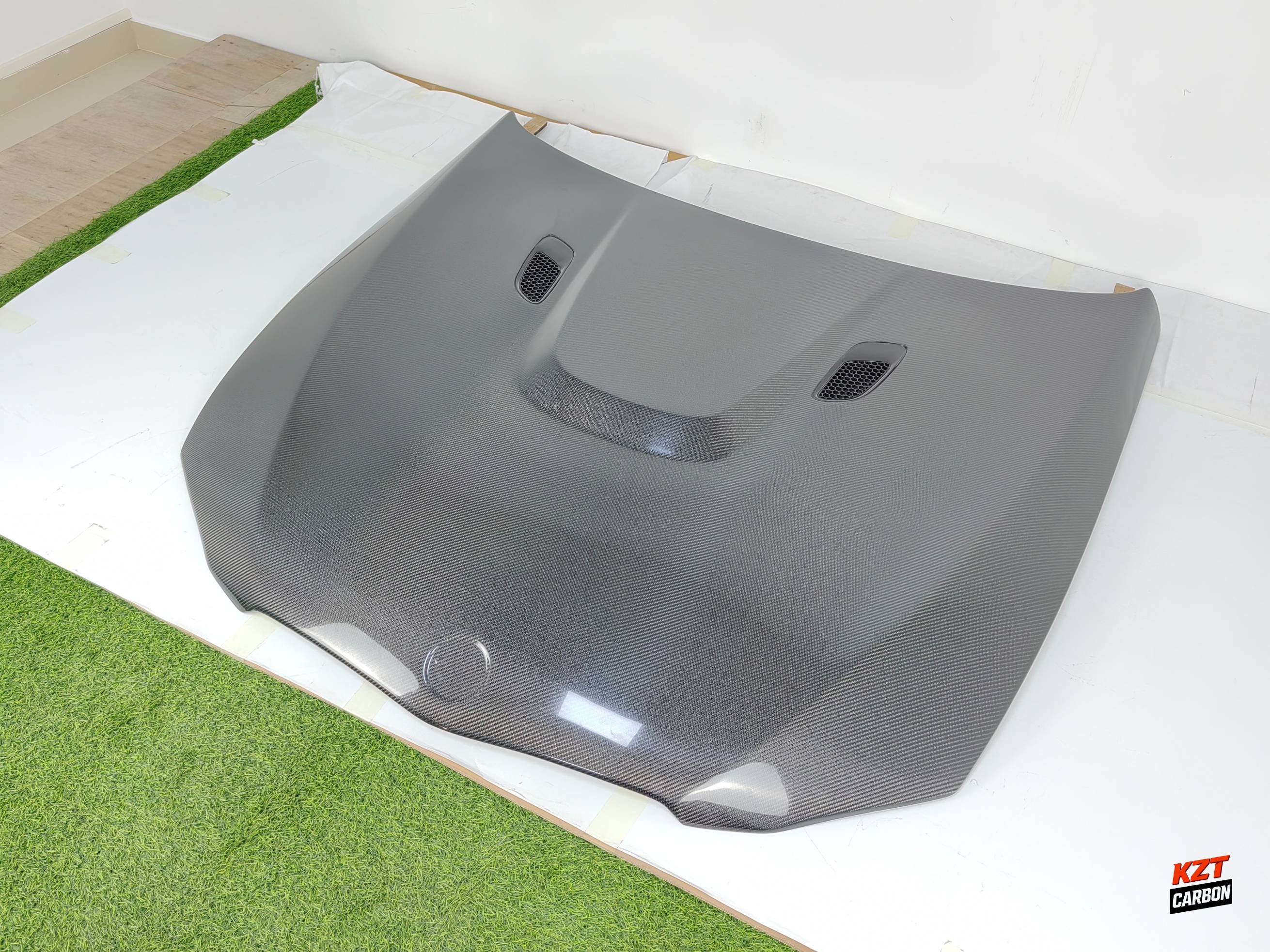 For BMW E92 LCI (08-13 Non-M3 Only) Carbon M3 Style Front Vented Cooling Hood