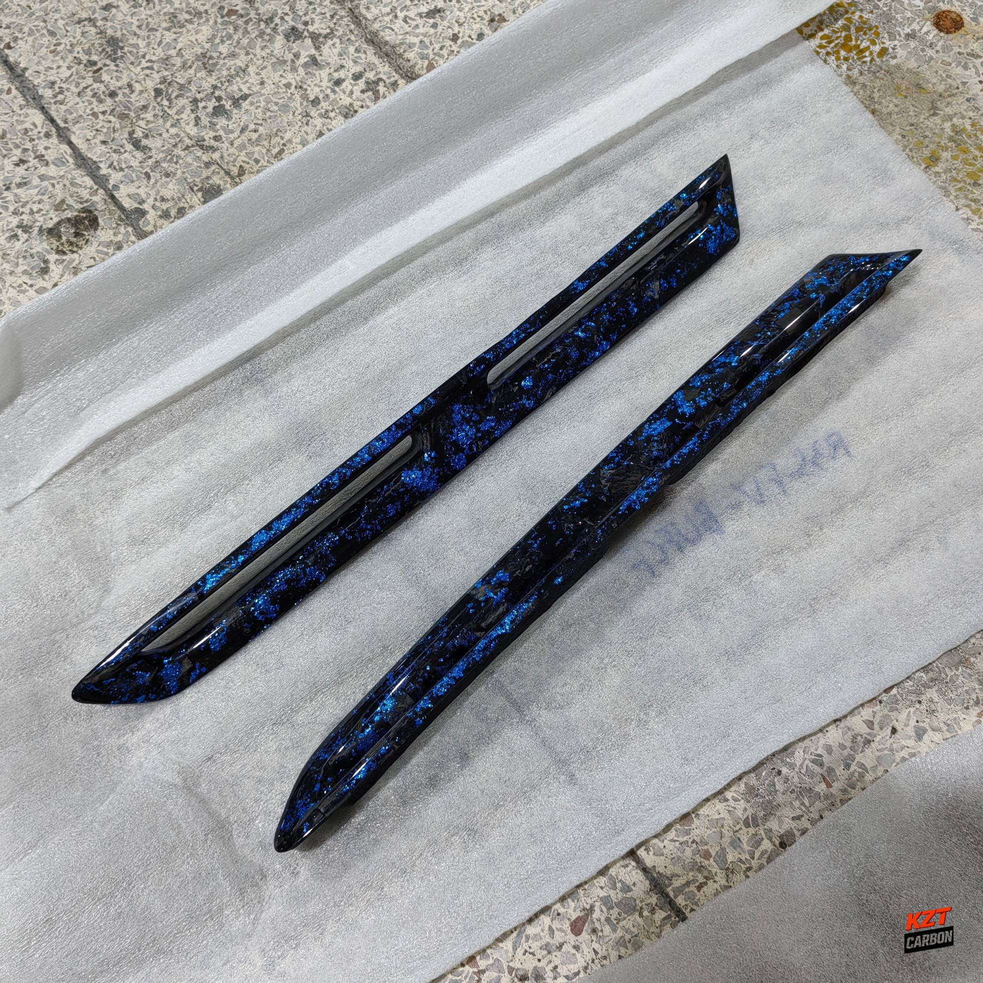 For Nissan R35 GTR OEM Front Fender Vents(Pairs) Blue Flakes Forged Carbon Fiber